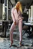 ピンクの女性のズボンは有名人の女性2つのボタンパーティープロムタキシードブレザーレッドカーペットレジャー衣装（ジャケット+パンツ）