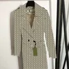 Elegante Trench Coats com Letras Duplas Feminino Corta-vento Cordão Deerskin Velvet Manga Longa Com Etiquetas Para Outono Inverno