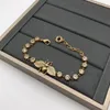 Pulseras con dijes de abeja pequeña retro de diseñador de lujo, material de latón con diamantes de imitación para mujeres, regalo para amantes de las fiestas, joyería 222R