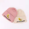 Sweet Avocado Stickerei Strickmütze Hut für Kinder Kinder Candy Farbe Warme Winter Motorhaube Hut Outdoor Casual Hats Jungen Mädchen