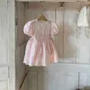 Koreansk stil sommar barn tjejer klänningar rosa blommig spets krage med sashes prinsessan klänning barn kläder e1525 210610