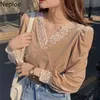 Neploe Nya Kvinnor Blusar Lantern Sleeve Vintage Skjortor Fashion Velvet Loose Blouse Koreansk V-Neck Elegant Blus Tops Femme 210422