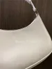Cleo Bolsa de hombro de cuero cepillado Blanco negro con triángulo de metal esmaltado Nylon Forro. Bolsos de diseño