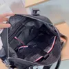 Versão fresca saco designer unisex estilo preto sacos de viagem listrado alça de alça de moda homens bolsa de mulheres fortes bolso material de nylon