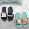 Coole slippers vrouwelijke zomer een gezin van drie ouder-kind familie buiten het huis om mooie indoor antislip meisje thuis kinderen slippers te dragen