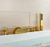 Altın cilalı LED ışık şelale spout küvet musluk 3 tutamak mikser musluk banyo duş setleri 7024906