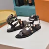 2021 klassiska kvinnor sommartofflor Sandaler Slående Gladiator Style Läder Yttersula Perfekt Platt Canvas Vanlig Sandal Slides 35-42