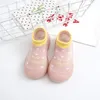 Första vandrare jordgubbe tecknade barn skor födda baby pojke sko stickade gummi socka vår höst flicka tofflor