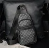 Damier Avenue Sling Bag Mens مصممون لوكسوريس لأكياس الكتف الجلدية عبر محفظة الجسم محفظة الرجال مصمم حقائب اليد Bag230d