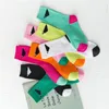 Assorted Color Triangle Letter Strumpor Kvinnor Tjej Casual Bomull Sock Soft Andas Fashion Hosiery Partihandel Pris