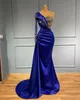 Neues Jahr elegante One-Shoulder-Meerjungfrau-Festzug-Abendkleider mit langen Ärmeln, Hunter-Kristallperlen, Dubai Aso Ebi-Abschlussballkleid, Vestidos