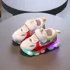 Nowe dzieci LED Glowing Casual Shoes for Boys Girls Led Light Up Trampers Moda Luminous Sneakers Do Dziewczyn Light Shoe E08203 G1025