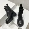 I nuovi stivaletti da donna autunno e inverno 2021 sono alla moda comodi per aumentare l'altezza dei tacchi alti in pelle 7 cm