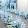 Dekorativa blommor kransar blå serie bröllop blommig arrangemang konstgjorda blomma rad bord väg ledning t steg bakgrund hörn boll custo