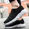 Printemps Nouvelles Chaussettes Chaussures Une Pédale Ultraléger Couple Chaussures Casual Chaussures De Sport Intérieur Matin Courir Creux Respirant Fly WovenF6 Noir blanc