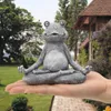 Goodeco MINI Yoga Rana Statua Decorazione del giardino Accessori Rana meditante Figurina in miniatura Rana Figurine domestiche Miniature 210811