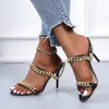 Sandaler Fashion Gold Chains Stiletto Heel Lady Sexig Röd färg Patent Läder Metal Decor Slippers Shoes Women Real Pos