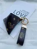 3color Luxury Old Flowers Pattern Keychains Men Women Fashion Designer Bag Hanging Buckle Auto Car PU Leather Key Ring Keychain Simple Cute Mini Coin Purse Pendant