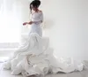 Biały Dekolt Syrenka Suknia Ślubna Długie Przezroczyste Rękawy Aplikacja Cascading Ruffles Suknie Ślubne
