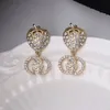 18k chapado en oro cobre mujeres letras tachuelas aretes de lujo diseñador de fresa estampado cristal rhinestone aretes metales aleación de metal joyería accesorios