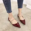 2021 Kvinnor Sandaler Pekade Toe Ladies Sandaler Tofflor Mode Flat Slides Kausalskor Lyx Kvinna Kausal Tjock Heels Sandaler Eseye5U566