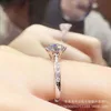 Anelli a grappolo UMQ 18K White Gold Pass Diamond Test Round Eccellente Cut 1 CtColor Moissanite Party Ring Classic 925 Gioielli Gift4129365