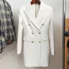新しい到着オリジナルデザイン女性スーツワーキングドレスメタルバックルダブルブレストスリムオールスタイルバックジッパーホワイトキャリアコスチューム