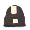 Gorros de tricô com etiqueta de tecido para homens e mulheres gorros de caveira para casais de inverno estudantes chapéus de esqui quentes 2022 7 cores