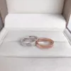 Hochwertige, modische Liebesringe für Männer und Frauen, klassischer Ring aus Titanstahl mit drei Diamanten und exquisiter Geschenkbox1145039
