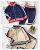 Roupas de bebê para crianças conjuntos de roupas de grife novos fatos de treino de impressão de luxo moda carta jaquetas corredores estilo esportivo casual swea3119189