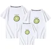 Família olhar roupas combinando roupas camiseta roupas mãe pai filho filha crianças bebê verão limão impressão 210521