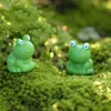 małe figurki żaba.