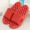 Badrum Män Tofflor Sommar Soft Sole Slides Non-Slip Wear Flip Flops Hole Läckage Vatten Kvinnor Slippers Beach Sandals Skor