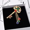 Pins, broscher Fashion Retro Barock Golden Metal Vintage Brosch Tassel Key Crystal Heart Flower Pearl Pin Women