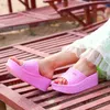 Pantoufles plats pour femmes épaisses, chaussures ouvertes, sandales antidérapantes solides, coulissantes et résistantes à l'usure, neuves en été 2022