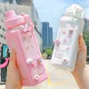 Kawaii Bear Pastell vattenflaska med 3D-klistermärke 700ml/900ml Plast Rese-te Juice Mjölk Bärbar Söt Shaker Drinkflaska Present Y1120