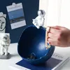 Creativo Astronauta Resina Portico Organizzatore di archiviazione chiave Scatola snack Astronauta Luna Modello Soggiorno Decorazione Pianeta Figurine 210728