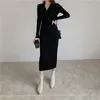 Casual Klänningar Sexig V-Neck Strikkad Klänning Kvinnor Vinter Tight-Pittera Pit Stripe High Waist Office Lady Elegant Slim Fashion Sweater Robe