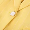 الأصفر شريط السترة المرأة عارضة رقيقة الصيف الأزياء الرسمي نصف الأكمام سليم سترة مكتب السيدات معطف العمل 210604