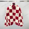 chaquetas de abrigos rojos