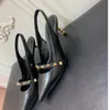 럭셔리 디자이너 신발 신발 샌들 정품 가죽 숙녀 섹시한 힐 패션 리벳 신발 파티 하이힐 흰색 검은 색 누드 색상 9605908
