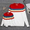 Familj Mode Sticka Rainbow Stripe Sweaters Mor Baby Bomull Mamma och mig Kläder Kläder Matchande Outfits 210521
