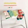 Primavera otoño 4 pares de calcetines de bebé Dibujos animados coreano Plaid Flower Tube Socks Boys Girls Calcetines de algodón para 1-8 años Niños 211028