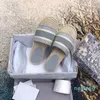 2021 damen tofflor kvinna jordgubbe strand tjock botten skor plattform alfabet Lady sandaler läder högklackade tofflor skor