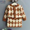 Set maglione per bambina Autunno Abbigliamento per bambini Giacca cardigan lavorata a maglia a quadretti Gonna corta Completo 2 pezzi 210611