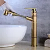 tête de douche d'or et robinet