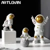 Resina Astronauta Figurine Moda Astronauta Con Luna Scultura Decorativa Miniature Cosmonauta Statue Regalo Per Uomo Fidanzato 210827