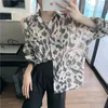 韓国のヒョウの長袖オフショルダートップスシャツの女性Blusas Mujer de Modaターンダウンカラーストリートウェア服10270 210506