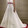 Vendita di abiti da sposa ricamati bianchi e rossi nuovi abiti da sposa con strascico in rilievo senza maniche Aline abiti da sposa in raso con scollo all'americana personalizzati Mad3590819