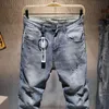 Mężczyźni Ripped Casual Skinny Jeans Spodnie Moda Marka Man Streetwear List Drukowane Draktowane Otwór Szary Denim Spodnie